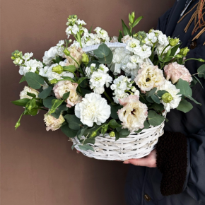 Композиция в корзине "Фея" из маттиол, диантусов, эустом и эвкалипта в Звенигороде