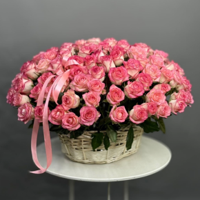 Композиция в корзине из 101 розы Джумилия в Звенигороде