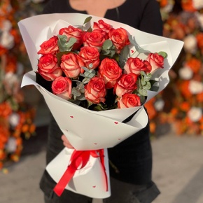 Букет из 15 красно-белых роз Кения с эвкалиптом (40 см) в Звенигороде