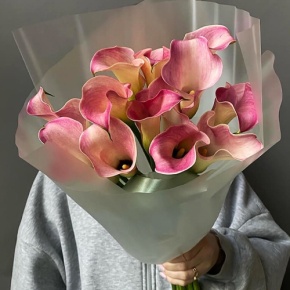 Букет из 13 нежных калл в Звенигороде