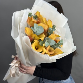 Букет из 17 оранжевых калл с эвкалиптом в Звенигороде