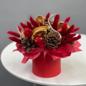 Композиция в шляпной коробке "Глинтвейн" из шишек, корицы и лагуруса в Звенигороде