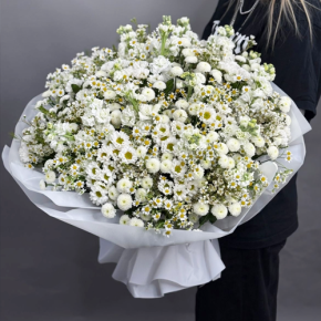 Букет "Эдем" из хризантем, маттиол и ромашек в Звенигороде