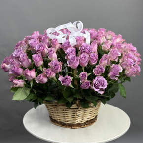 Композиция в корзине из 131 кенийской розы (40 см) в Звенигороде