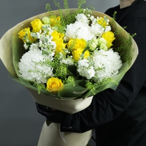 Букет "Фисташка" из роз, хризантем и маттиол в Звенигороде
