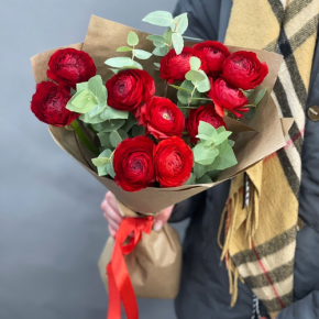 Букет из 11 ранункулюсов и эвкалипта в Звенигороде