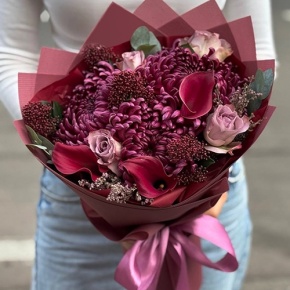 Букет "Импульс" из скиммии, калл, роз и хризантем Бигоуди в Звенигороде