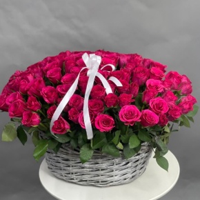 Композиция в корзине из 101 малиновой розы (40 см) в Звенигороде