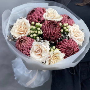 Букет "Всё что тебе касается" из хризантем Бигоуди, роз Эквадор Квиксенд и гиперикума в Звенигороде