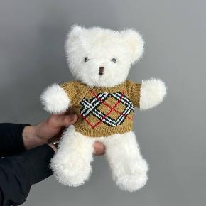 Плюшевый мишка белый  в свитере (25см) в Звенигороде