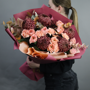 Букет "Осенний блюз" из хризантем Бигоуди, диантусов, скиммии и роз Риджентс парк  в Звенигороде