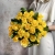 Букет из 25 лимонных роз с рускусом (40 см) в Звенигороде