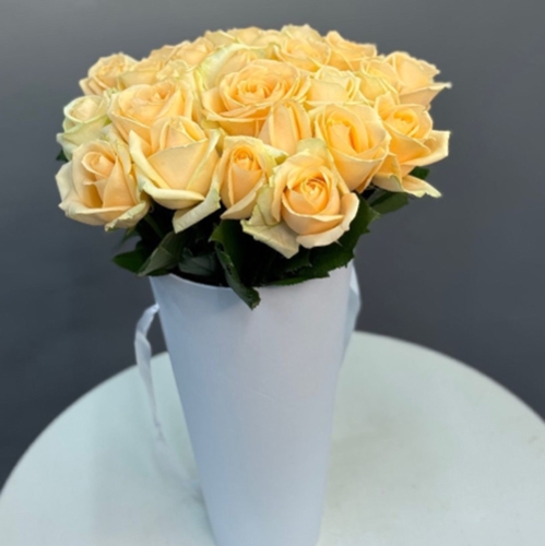 25 кремовых роз в конусе в Звенигороде