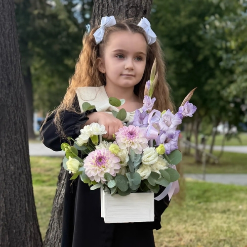 Композиция с георгинами на 1 сентября в белом ящике в Звенигороде