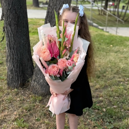 Букет на 1 сентября с гладиолусами, розами и антуриумом в Звенигороде