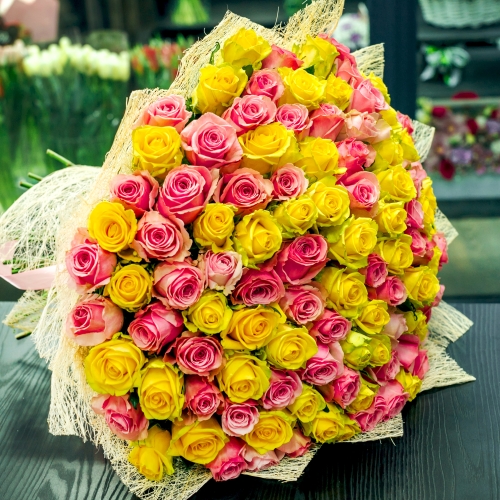 Букет из 101 розовой и лимонной розы (50 см) в Звенигороде