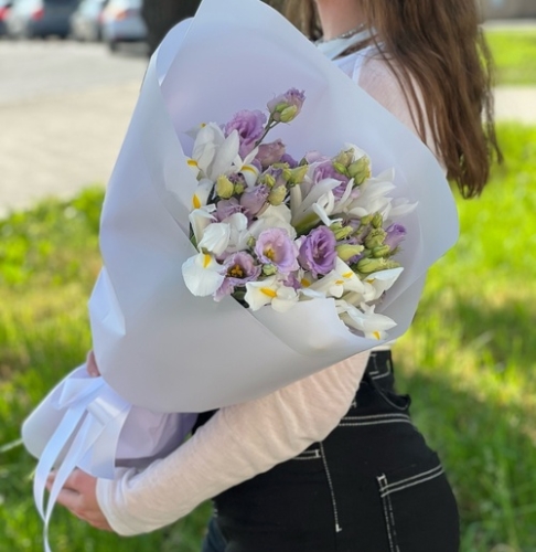 Букет "Вива ла дива" из эустом и ирисов в Звенигороде