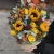Композиция в сумке "Тональность" из подсолнухов, калл, ягод вибирнума, лимонных роз, скиммии и орхидеи в Звенигороде
