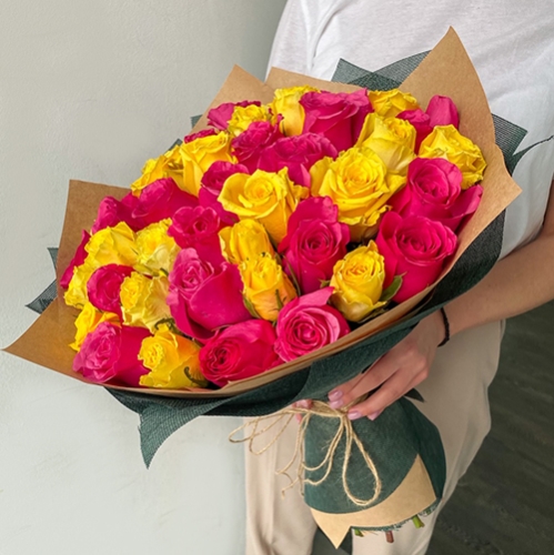 Букет из 51 малиновой и лимонной розы (40 см) в Звенигороде