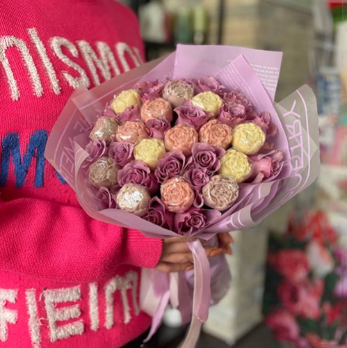 Букет из роз и шоколадных пионов в Звенигороде