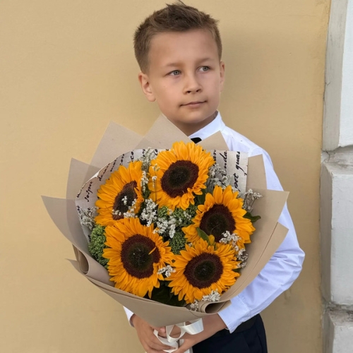 Букет на 1 сентября из 5 подсолнухов и лимониума в Звенигороде