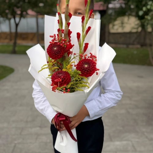 Букет на 1 сентября с красными гладиолусами, георгинами и калиной в Звенигороде
