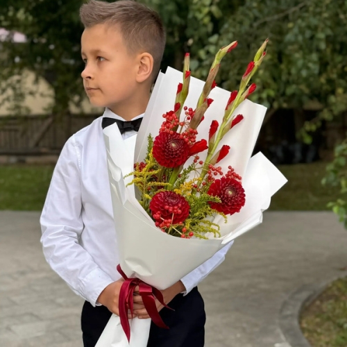 Букет на 1 сентября с красными гладиолусами, георгинами и калиной в Звенигороде