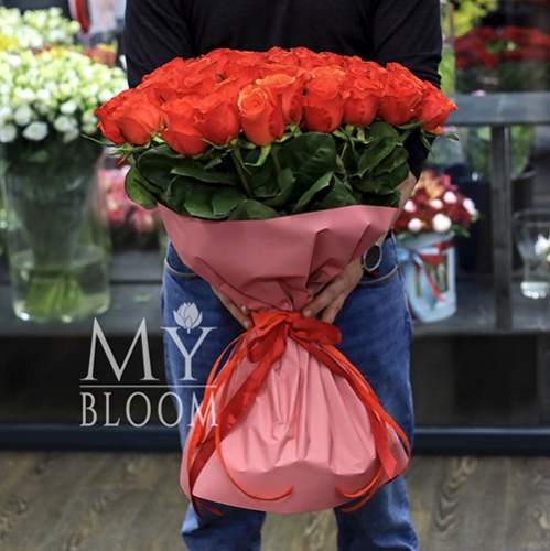 Букет 51 коралловая роза (60 см) в Звенигороде