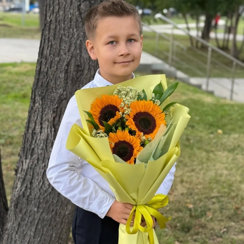Букет на 1 сентября из 3 подсолнухов и лимониума в Звенигороде