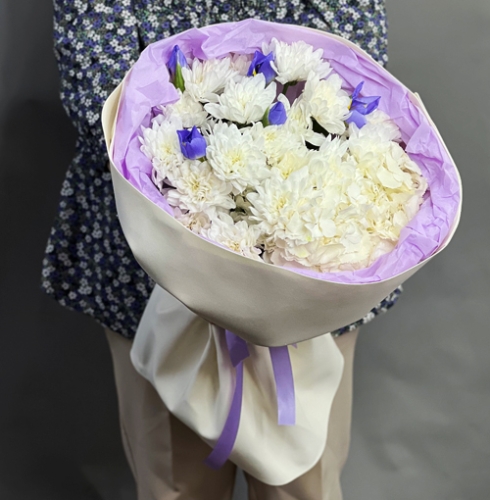 Букет "Грация" из ирисов, гортензии и кустовых хризантем в Звенигороде