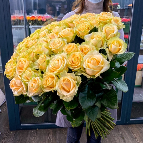 75 роз Аваланж (70 см) в Звенигороде