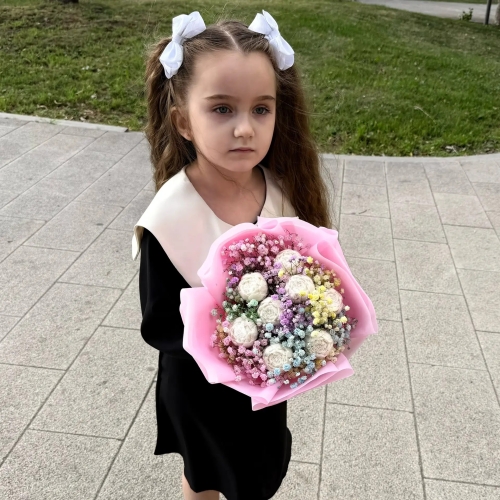 Букет на 1 сентября из шоколадных пионов и радужной гипсофилы в Звенигороде