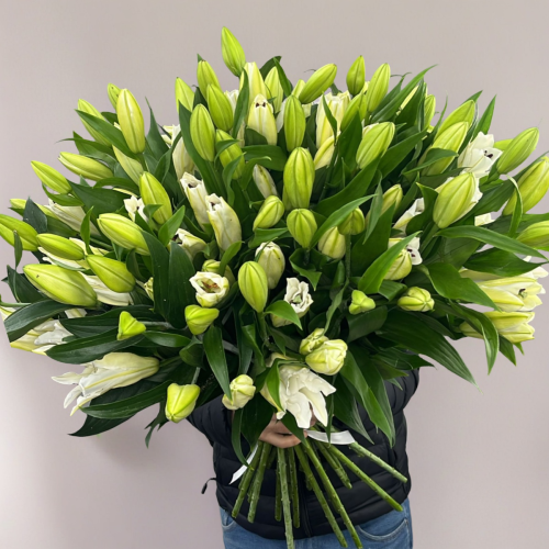 Объемный букет из 27 ароматных белых лилий в Звенигороде