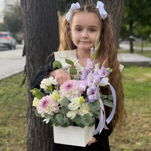 Композиция с георгинами на 1 сентября в белом ящике в Звенигороде