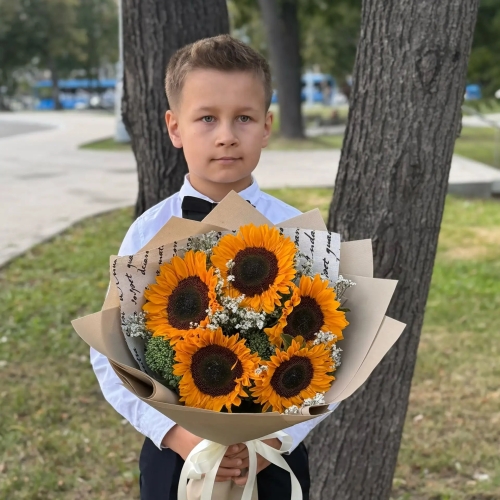 Букет на 1 сентября из 5 подсолнухов и лимониума в Звенигороде