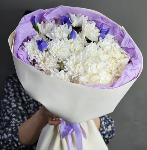 Букет "Грация" из ирисов, гортензии и кустовых хризантем в Звенигороде