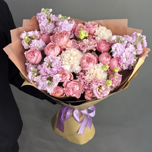 Букет "Амели" из ароматных маттиол, пионовидных кустовых роз Джульетта  эустом и диантусов в Звенигороде