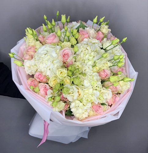 Букет "София" из гортензий, эустом и роз в Звенигороде