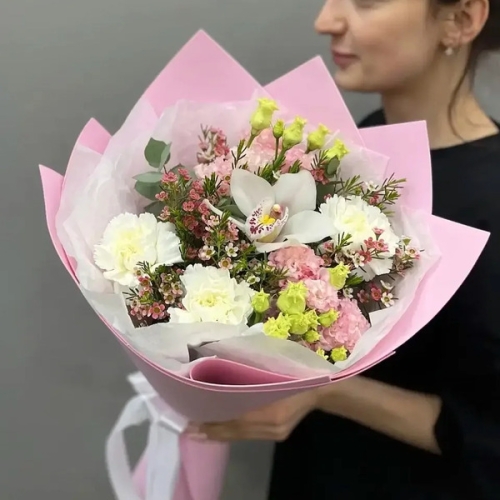 Букет с королевской орхидеей, диантусами, эустомой и шамелациумом в Звенигороде