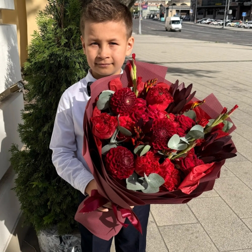 Букет с георгинами, розами и леукадендроном в Звенигороде