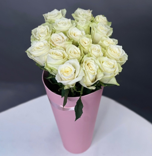 19 белых роз Кения в конусе в Звенигороде