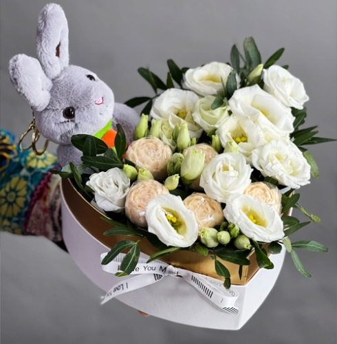 Композиция в коробке сердца из шоколадных пионов и эустом в Звенигороде